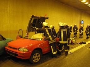 FW-AR: Einsatzkräfte üben den Ernstfall in Arnsberger Autobahn-Tunnel