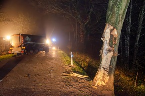 FW-RD: Milchlaster fährt gegen Baum - L128 zwischen Gokels und Seefeld vollgesperrt