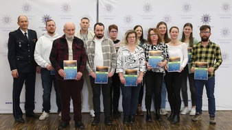 Polizeipr&auml;sidium Osthessen: POL-OH: Leuchtende Beispiele: Polizeipr&auml;sident Michael Tegethoff belobigt zw&ouml;lf Osthessen f&uuml;r Zivilcourage