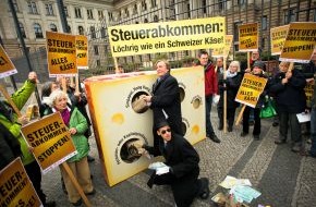 Campact e.V.: Steuerabkommen: SPD-Länder legen sich auf Nein fest / Bündnis begrüßt klare Festlegung / Protest vor dem Bundesrat mit großem Käsestück / "Abkommen ist löchrig wie ein Schweizer Käse" (BILD)