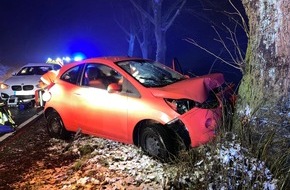 Kreispolizeibehörde Oberbergischer Kreis: POL-GM: Auf winterlicher Fahrbahn von der Straße abgekommen