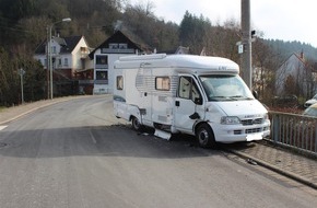 Polizeidirektion Kaiserslautern: POL-PDKL: Beifahrerin bei Unfall leicht verletzt