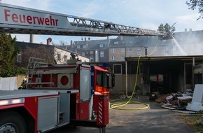 Feuerwehr Gelsenkirchen: FW-GE: Feuer in einer Lagerhall - Rauchwolke über Rotthausen