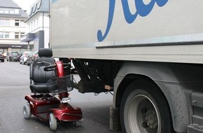 Kreispolizeibehörde Olpe: POL-OE: Mit Krankenfahrstuhl gegen Lkw gefahren