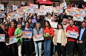 Deutsche Postcode Lotterie: Lotterie-Botschafterin Katarina Witt überrascht Wilhelmshaven: 385 Gewinner*innen jubeln über 1,4 Millionen Euro