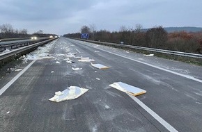 Polizeidirektion Kaiserslautern: POL-PDKL: Zeugenaufruf...Ladung über gesamte Autobahn verteilt....