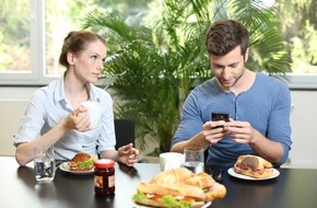 E.ON Energie Deutschland GmbH: E.ON Energie-Studie: Smartphone isst mit / Was die Deutschen über Handys am Esstisch denken (FOTO)