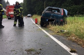 Feuerwehr Plettenberg: FW-PL: OT-Lettmecke. PKW überschlägt sich. Zwei Verletzte.