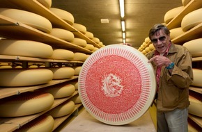 Emmentaler Switzerland: Polo Hofers Rede zur Nation auf 140 Emmentaler-Laiben