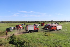 FFW Schiffdorf: Traktorbrand verursacht großen Flächenbrand: Massiver Personaleinsatz notwendig