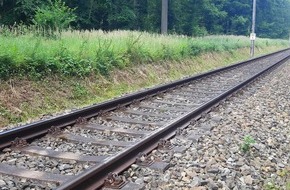 Bundespolizeiinspektion Stralsund: BPOL-HST: Schottersteine zwingen Zug zur Notbremsung