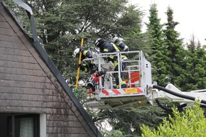 FW Mettmann: Einfamilienhaus in Mettmann nach Vollbrand unbewohnbar