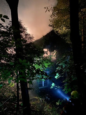 FW-Velbert: Brandtoter bei Feuer in Waldhaus