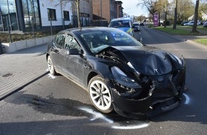 Polizei Mönchengladbach: POL-MG: Unfall-Flucht in Odenkirchen: 18-Jähriger fährt in Audi RS3 davon