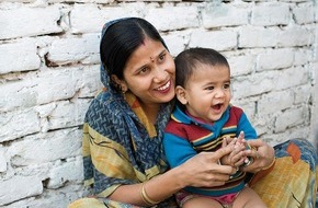 C&A Europe (cunda.de): Save the Children und C&A: Gemeinsames Engagement zum Muttertag / Save the Children und C&A sammeln zum Muttertag über Spendenboxen und den Verkauf von Grußkarten Geld zugunsten von Müttern in Krisen