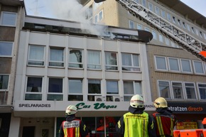 FW-MH: Feuer auf dem Balkon eines Wohn- und Geschäftshauses in der Mülheimer Innenstadt.