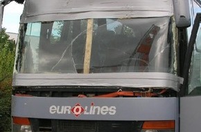 Polizeipräsidium Mittelfranken: POL-MFR: (1447)  Stark beschädigten Reisebus aus dem Verkehr gezogen