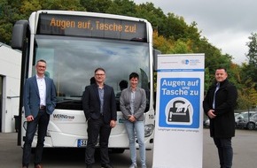 Kreispolizeibehörde Siegen-Wittgenstein: POL-SI: Augen auf - Tasche zu; das steht ab heute mehrere Tage lang in der Fahrtzielanzeige der VWS-Busse -#polsiwi