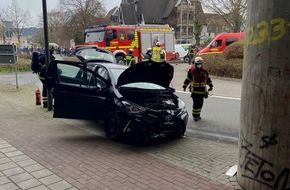 Feuerwehr Herdecke: FW-EN: PKW prallte frontal gegen Brückenpfeiler - 58- jährige Fahrerin leicht verletzt.