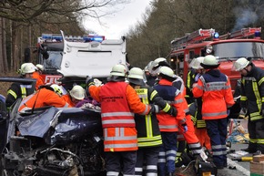 POL-WL: Vier Schwerverletzte nach Frontalzusammenstoß