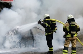 Feuerwehr Plettenberg: FW-PL: PKW steht in Vollbrand. Alarmierung nur über Dritte möglich.