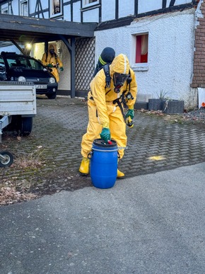 FW Wenden: Gefahrstoffeinsatz in Hünsborn / Buttersäure in Gebäude