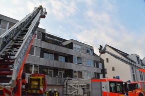 FW-D: Kerze verursacht ausgedehnten Zimmerbrand