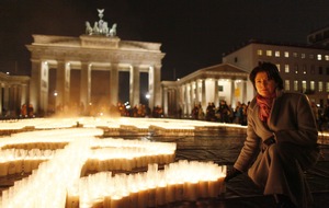 Amnesty: Lichter für die Menschenrechte / Rund 10.000 Kerzen am Brandenburger Tor zum Schutz der Menschenrechte entflammt