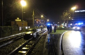 Feuerwehr Mülheim an der Ruhr: FW-MH: Glüch im Unglück!
Personenkraftwagen landet im Straßenbahngleisbett