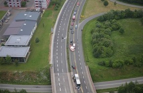 Polizeidirektion Koblenz: POL-PDKO: Schwerer Verkehrsunfall im Begegnungsverkehr mit einer tödlich verletzten Person