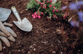 VHE - Verband der Humus- und Erdenwirtschaft e. V.: Frühlingsbeginn: Mit Kompost den Gartenboden verwöhnen