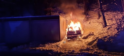 Feuerwehr Velbert: FW-Velbert: Pkw ausgebrannt