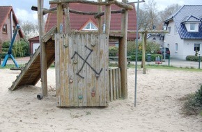 Polizeiinspektion Emsland/Grafschaft Bentheim: POL-EL: Wietmarschen / Lohne - Spielgeräte auf Spielplatz mit Hakenkreuzen beschmiert