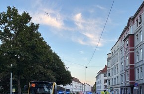 Feuerwehr Bremerhaven: FW Bremerhaven: Verkehrsunfall zwischen Pkw und Linienbus