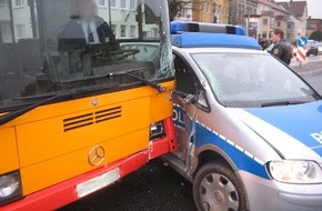 Polizeiinspektion Hildesheim: POL-HI: Polizeifahrzeug und Stadtbus verursachen Verkehrsunfall