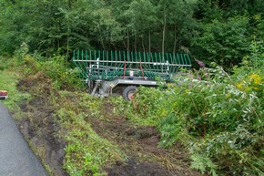 FW Menden: Traktor und Güllefass stürzen in Bach - Fahrer bleibt unverletzt