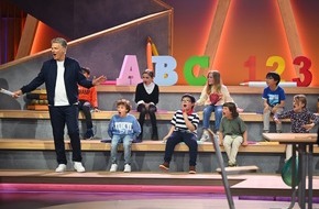 SAT.1: Von B wie Becker bis W wie Wontorra. Jörg Pilawa schickt 16 Stars "Zurück in die Schule"- ab 25. August freitags in SAT.1