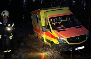 Freiwillige Feuerwehr Aurich: FW-AUR: Feststeckenden Notarztwagen befreit