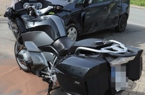 Kreispolizeibehörde Höxter: POL-HX: Zusammenstoß zwischen Motorrad und Pkw - eine Person leicht verletzt