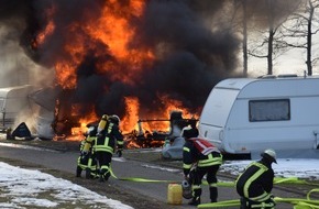 Feuerwehr Attendorn: FW-OE: Zwei Campingwagen und ein PKW ausgebrannt