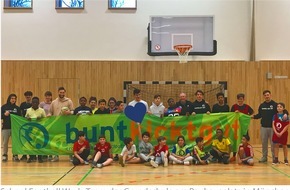 CHECK24 GmbH: School Football Work: CHECK24 unterstützt buntkicktgut mit 20.000 Euro