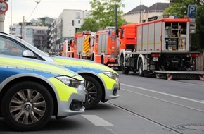 Feuerwehr und Rettungsdienst Bonn: FW-BN: Verkehrsunfall in Tannenbusch - Feuerwehr befreit eingeklemmten Pkw-Fahrer