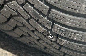 Polizeipr&auml;sidium Krefeld: POL-KR: Trickdiebstahl: Vierstellige Geldsumme aus Auto gestohlen