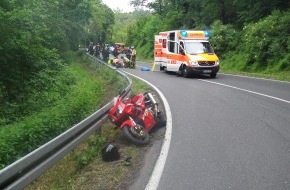 Polizei Düren: POL-DN: Motorradfahrer stürzen im Kurvenbereich