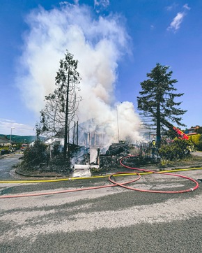 FW-DT: Heckenbrand breitet sich auf Wohnhaus aus - Gebäude unbewohnbar
