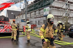 Feuerwehr Bergisch Gladbach: FW-GL: Brand im Dachstuhl eines Wohngeb&auml;udes in Refrath - keine Verletzten