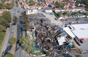 Feuerwehr Recklinghausen: FW-RE: Gebäudekomplex eines Indoorspielplatzes brennt nieder - alle Personen konnten sich unverletzt aus dem Gebäude retten