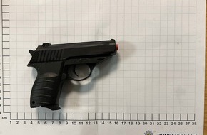 Bundespolizeidirektion Sankt Augustin: BPOL NRW: Kontrollen in Essen: Bundespolizisten finden Schlagring und Softair-Waffe.