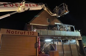 Freiwillige Feuerwehr T&ouml;nisvorst: FW T&ouml;nisvorst: Brand einer Balkon&uuml;berdachung in T&ouml;nisvorst-St. T&ouml;nis - Schnelles Eingreifen der Feuerwehr verhindert Schlimmeres