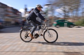 HUK-COBURG: Damit der Spaß beim Rad fahren nicht endet / Unfall oder Diebstahl - wie sind Pedelecs versichert?